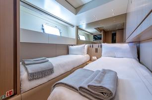 Sanlorenzo yacht Belle De Nuit guest cabin with twin beds 