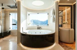 Amels superyacht Synthesis master en suite with bath 
