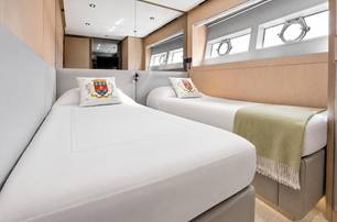 Ferretti motor yacht Alveare guest cabin with twin beds 
