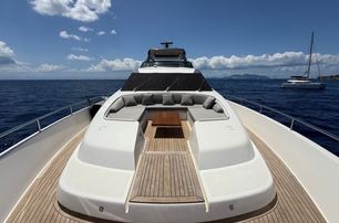 Sanlorenzo motor yacht Slam foredeck seating 