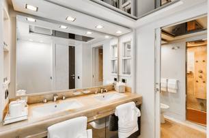 Azimut motor yacht Serendipity ensuite with dual basins 