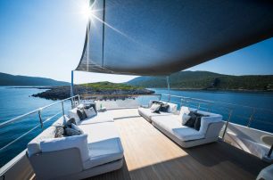 Sanlorenzo motor yacht Naya 7 flybridge lounge 