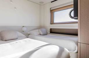 Azimut motor yacht Marybelle guest cabin with twin beds 