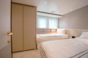 Sanlorenzo superyacht Our Aleph guest cabin with twin beds 