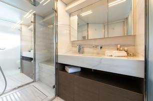  Custom Line motor yacht Kiki V master en suite with marble 