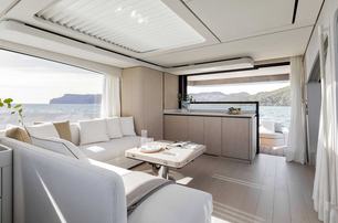 Azimut Seadeck 6 salon view looking aft