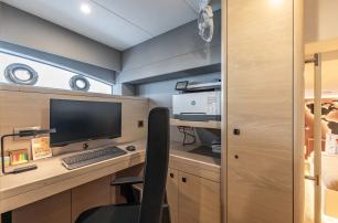 Steeler Ocean Explorer 72 yacht master cabin desk 