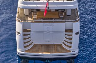 Sanlorenzo yacht Oasis swim platform with steps 