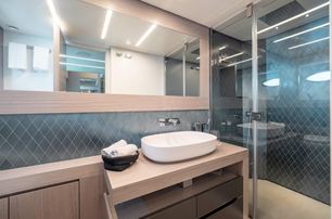 motor yacht Survivor master en suite with glass shower