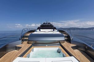 Riva 110' Dolcevita foredeck jacuzzi spa