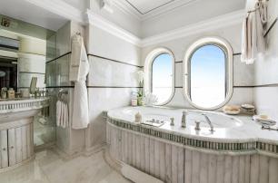 Amels superyacht Calypso ensuite with marble bath  