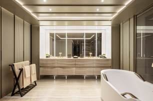 Admiral Yachts superyacht No Rush ensuite with bath 