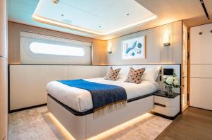 Moonen motor yacht Midnight Saga guest cabin with window 