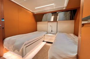 Riva motor yacht No Stress 888 guest cabin with twin beds 