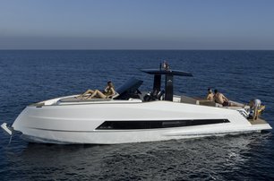 Astondoa 377 Coupe on anchor