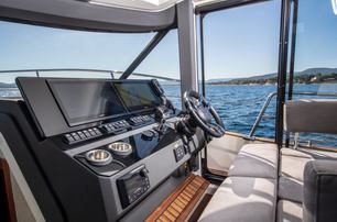 Marex 440 navigation deck