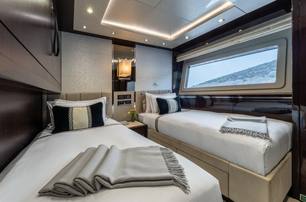 Sunseeker motor yacht Noroader guest cabin with twin beds 