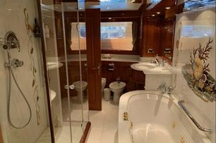 Superyacht Dream On II master en suite with bath and shower