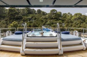 Sunseeker motor yacht Exit flybridge jacuzzi 