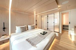 Sunreef Ultima 88 master cabin with ensuite 