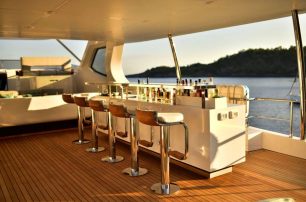 Superyacht Love T flybridge bar