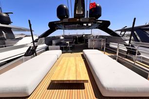 Riva motor yacht No Stress 888 sundeck seating 