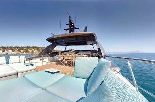 Sanlorenzo motor yacht Kapusha flybridge lounge area 