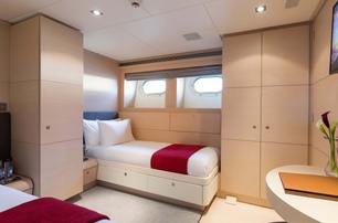 Motor yacht G3 twin guest suite with windows