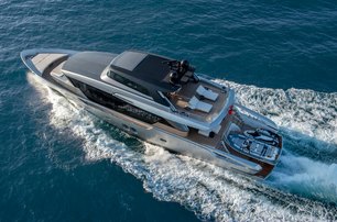 Sanlorenzo SX88 running at sea wake