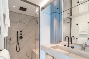 Azimut superyacht Aria master cabin en suite 