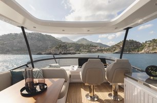 Azimut Magellano 60 flybridge open sunroof and helm station