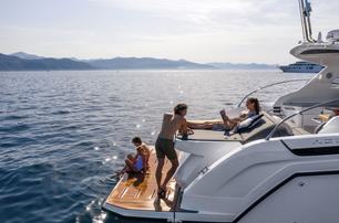 Azimut-Atlantis-range-lifestyle-aft-deck