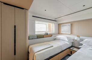 Azimut motor yacht Tanelorn guest cabin with twin beds 