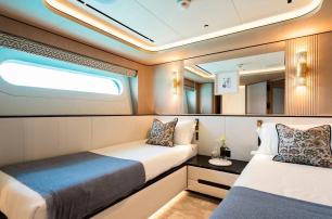 Moonen motor yacht Midnight Saga guest cabin with twin beds 
