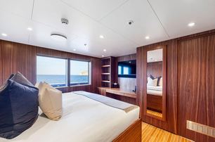 Nurja guest cabin with large windows