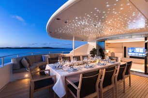Motor yacht G3 flybridge dining area 