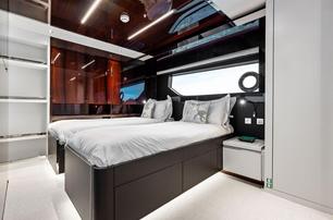 Riva motor yacht Riva Royale guest cabin with twin beds 