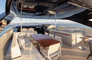  Riva motor yacht M flybridge with bar and helm station 