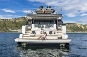Ferretti-Flybridge-range-1000-aft-deck