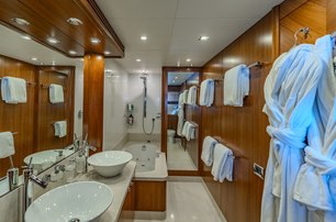 Sunseeker yacht Kefi ensuite with bath 