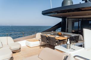 motor yacht Chase flybridge aft