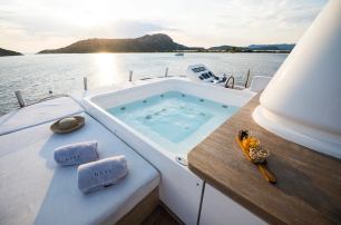Sanlorenzo motor yacht Naya 7 flybridge jacuzzi 