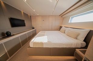 Sanlorenzo motor yacht Naya 7 guest cabin with double bed 