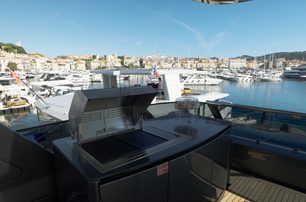 Sunreef-Eco-Power-60-sundeck-grill