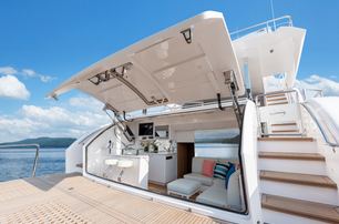 Horizon FD90 Skylounge motor yacht beach club lounge 