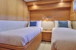 Sanlorenzo yacht Oasis guest cabin with twin beds 