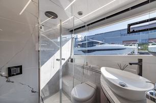 ensuite facilities of Galeon 560 Fly