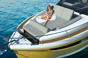 Sealine S390 bow shot