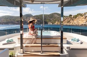  Custom Line motor yacht Kiki V sundeck jacuzzi  