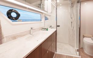 Riviera 6200 yacht master cabin ensuite 